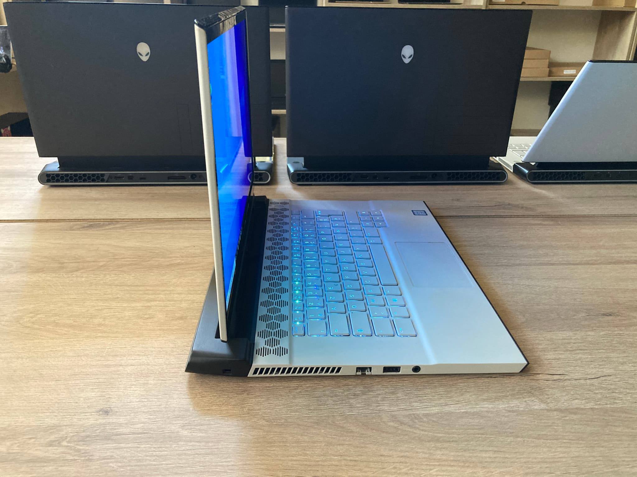 Alienware M15 R2 image 4