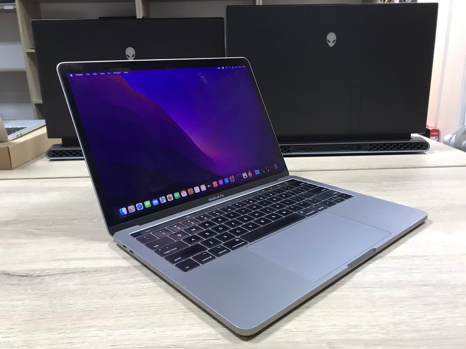 Apple Macbook Pro 13 A1706 image 1