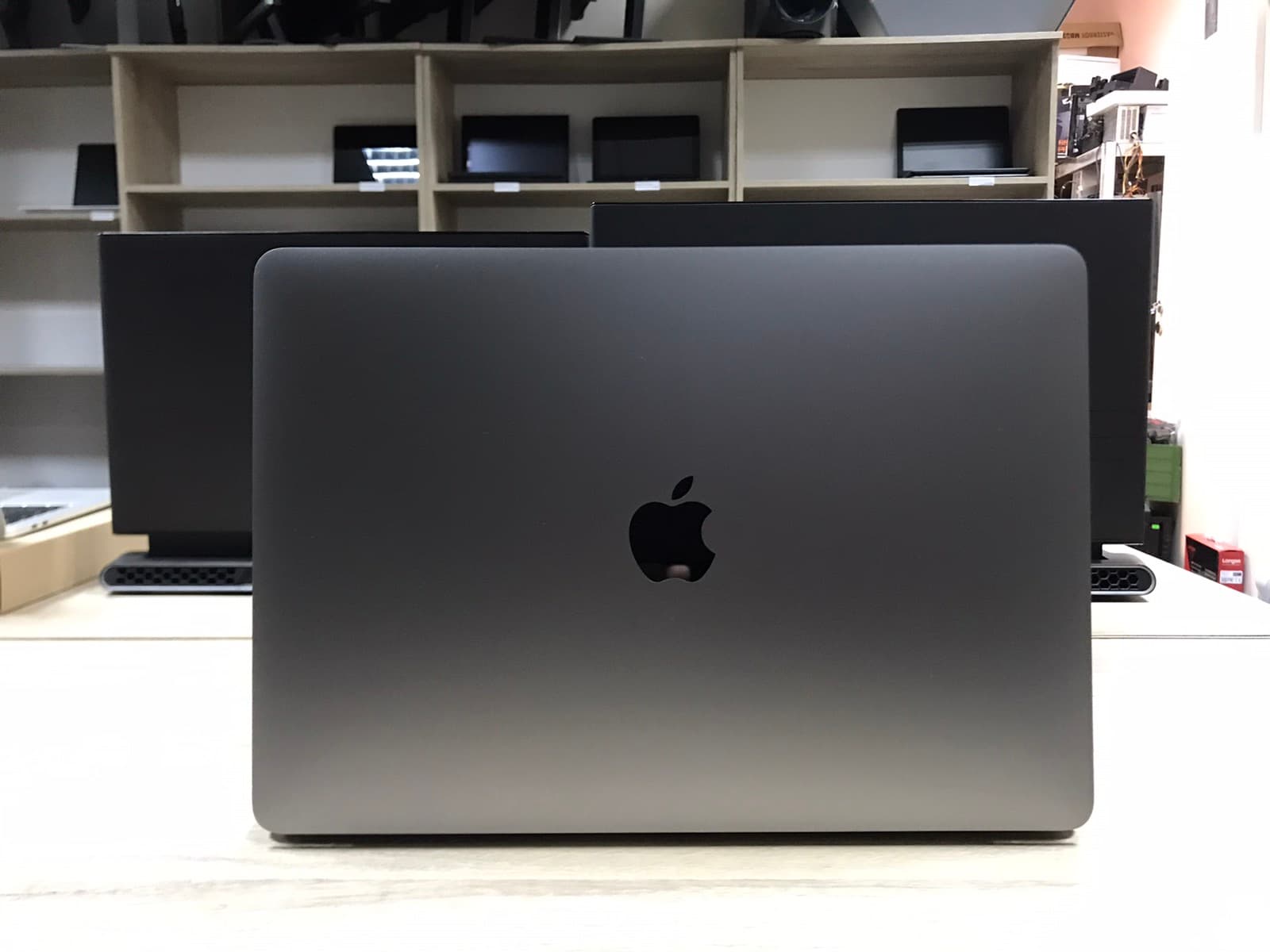 Apple Macbook Pro 13 A1706 image 2